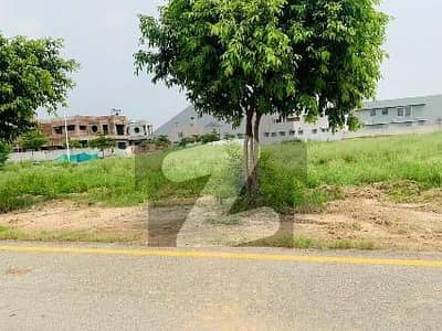 ڈی ایچ اے فیز 7 - بلاک ایس فیز 7,ڈیفنس (ڈی ایچ اے),لاہور میں 1 کنال رہائشی پلاٹ 4.65 کروڑ میں برائے فروخت۔