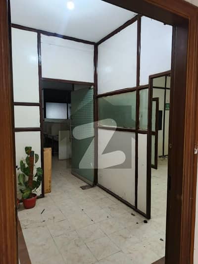 مین بلیوارڈ گلبرگ گلبرگ,لاہور میں 2 کمروں کا 5 مرلہ دفتر 1.2 لاکھ میں کرایہ پر دستیاب ہے۔