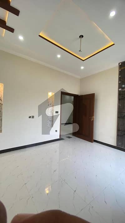 سادات کوآپریٹو ہاؤسنگ سوسائٹی (کالج ٹاؤن) لاہور میں 4 کمروں کا 5 مرلہ مکان 1.6 کروڑ میں برائے فروخت۔