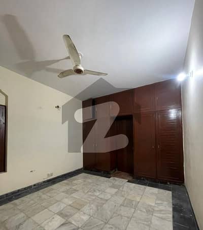 ڈی ایچ اے فیز 3 ڈیفنس (ڈی ایچ اے),لاہور میں 5 کمروں کا 1 کنال مکان 2.3 لاکھ میں کرایہ پر دستیاب ہے۔