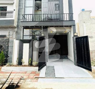 الرحمان گارڈن فیز 2 الرحمان گارڈن,لاہور میں 3 کمروں کا 3 مرلہ مکان 1.25 کروڑ میں برائے فروخت۔