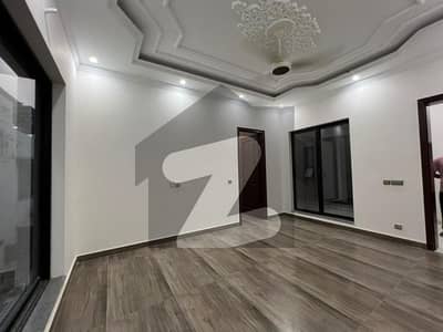 ڈی ایچ اے فیز 8 ڈیفنس (ڈی ایچ اے),لاہور میں 6 کمروں کا 1 کنال مکان 2.85 لاکھ میں کرایہ پر دستیاب ہے۔