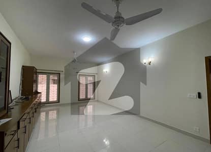 ڈی ایچ اے فیز 1 ڈیفنس (ڈی ایچ اے),لاہور میں 5 کمروں کا 1 کنال مکان 2.15 لاکھ میں کرایہ پر دستیاب ہے۔