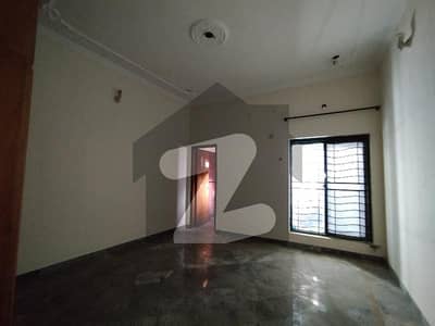 جوہر ٹاؤن فیز 2 جوہر ٹاؤن,لاہور میں 4 کمروں کا 5 مرلہ مکان 1.2 لاکھ میں کرایہ پر دستیاب ہے۔