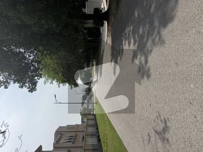 ڈی ایچ اے فیز 8 - بلاک یو فیز 8,ڈیفنس (ڈی ایچ اے),لاہور میں 1 کنال رہائشی پلاٹ 4.5 کروڑ میں برائے فروخت۔