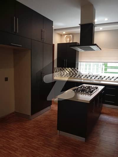 او پی ایف ہاؤسنگ سکیم لاہور میں 5 کمروں کا 1 کنال مکان 3.0 لاکھ میں کرایہ پر دستیاب ہے۔