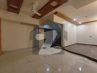 ڈی ایچ اے فیز 8 ڈی ایچ اے ڈیفینس,کراچی میں 4 کمروں کا 4 مرلہ مکان 5.5 کروڑ میں برائے فروخت۔