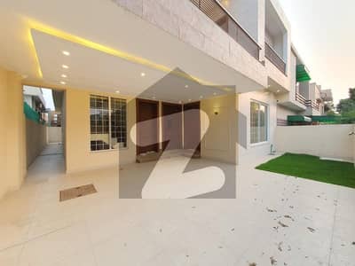 بحریہ ٹاؤن اسلام آباد میں 5 کمروں کا 10 مرلہ مکان 5.85 کروڑ میں برائے فروخت۔