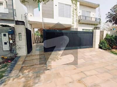 ڈی ایچ اے فیز 7 ڈیفنس (ڈی ایچ اے),لاہور میں 4 کمروں کا 1 کنال مکان 1.1 لاکھ میں کرایہ پر دستیاب ہے۔