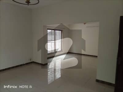 عسکری 10 - سیکٹر بی عسکری 10,عسکری,لاہور میں 4 کمروں کا 10 مرلہ مکان 1.7 لاکھ میں کرایہ پر دستیاب ہے۔