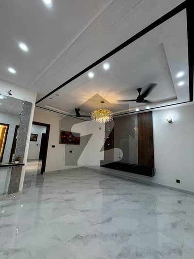 ULTRA MODERN 10 MARLA HOUSE WITH SERVENT QUATER AVAILABLE FOR SALE IN LDA AVENUE LAHORE