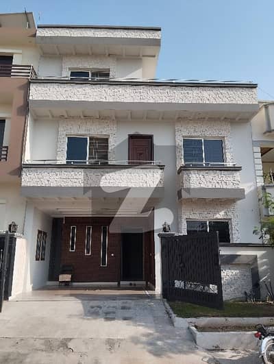 جی ۔ 13/2 جی ۔ 13,اسلام آباد میں 5 کمروں کا 8 مرلہ مکان 5.5 کروڑ میں برائے فروخت۔