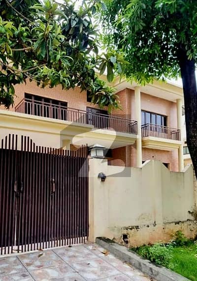 آئی ۔ 8 اسلام آباد میں 6 کمروں کا 1 کنال مکان 3.9 لاکھ میں کرایہ پر دستیاب ہے۔