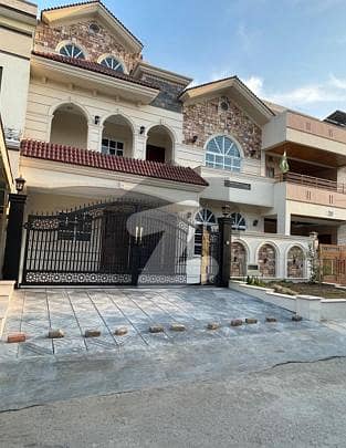 جی ۔ 13 اسلام آباد میں 7 کمروں کا 10 مرلہ مکان 8.8 کروڑ میں برائے فروخت۔