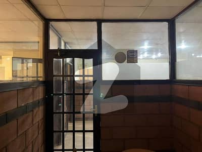 شاہراہِ فیصل کراچی میں 6 مرلہ Studio دفتر 1.9 کروڑ میں برائے فروخت۔