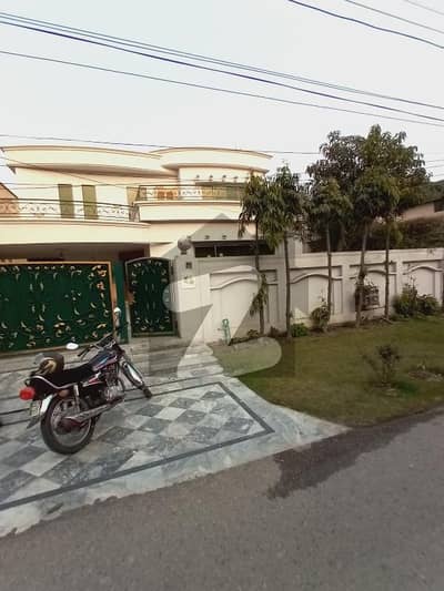 ڈی ایچ اے فیز 4 ڈیفنس (ڈی ایچ اے),لاہور میں 5 کمروں کا 1 کنال مکان 2.4 لاکھ میں کرایہ پر دستیاب ہے۔