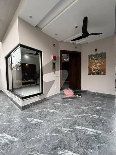 ویلینشیاء ہاؤسنگ سوسائٹی لاہور میں 6 کمروں کا 1 کنال مکان 2.35 لاکھ میں کرایہ پر دستیاب ہے۔