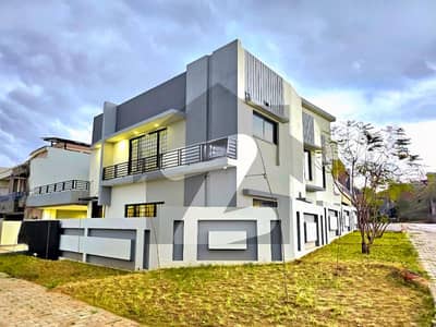 Very Spacious 1 Kanal Corner 7 Bed House