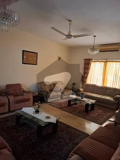 4 Kanal Old Bungalow On 40' wide Road In Muslim Town