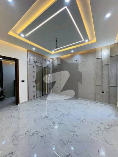 گرین سٹی لاہور میں 3 کمروں کا 10 مرلہ بالائی پورشن 75.0 ہزار میں کرایہ پر دستیاب ہے۔