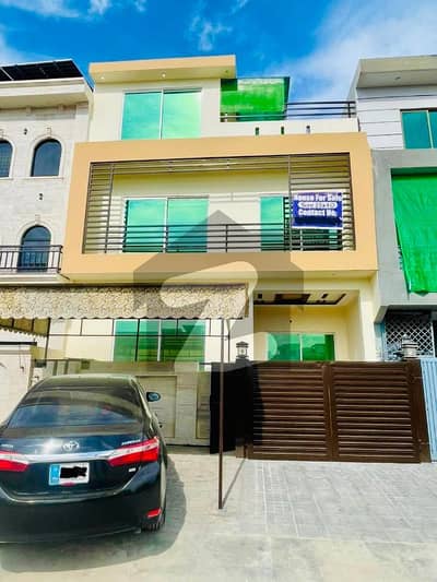 4.4 Marla TRIPLE STORY HOUSE AVAILABLE FOR SALE