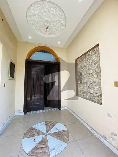 مسلم ٹاؤن فیصل آباد میں 7 کمروں کا 1 کنال مکان 1.7 لاکھ میں کرایہ پر دستیاب ہے۔