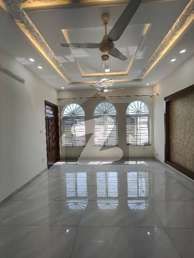 ڈی ۔ 12 اسلام آباد میں 6 کمروں کا 10 مرلہ مکان 11.5 کروڑ میں برائے فروخت۔