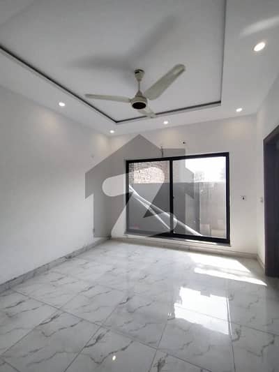 گلبرگ لاہور میں 6 کمروں کا 1 کنال مکان 4.0 لاکھ میں کرایہ پر دستیاب ہے۔