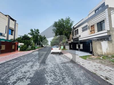 بحریہ ٹاؤن ٹیولپ بلاک بحریہ ٹاؤن سیکٹر سی,بحریہ ٹاؤن,لاہور میں 10 مرلہ رہائشی پلاٹ 1.85 کروڑ میں برائے فروخت۔