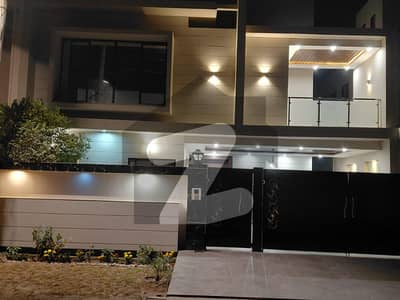 بش ایگزیکٹو ولاز ملتان میں 5 کمروں کا 10 مرلہ مکان 3.5 کروڑ میں برائے فروخت۔