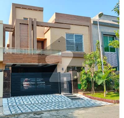 بحریہ ٹاؤن لاہور میں 5 کمروں کا 8 مرلہ مکان 1.35 لاکھ میں کرایہ پر دستیاب ہے۔