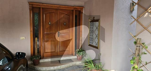 upper lock lower portion 2beds driwing dining Tvl Long kitchen sarwant qutter 1car parking