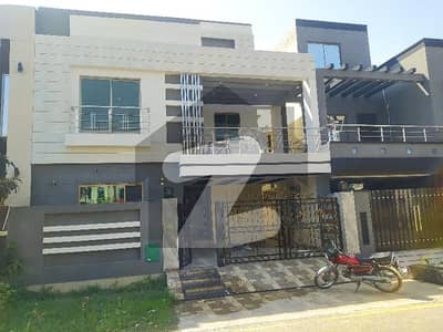 بحریہ نشیمن لاہور میں 5 کمروں کا 8 مرلہ مکان 2.5 کروڑ میں برائے فروخت۔