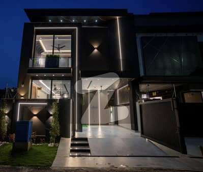 ڈی ایچ اے 9 ٹاؤن ڈیفنس (ڈی ایچ اے),لاہور میں 3 کمروں کا 5 مرلہ مکان 2.2 کروڑ میں برائے فروخت۔