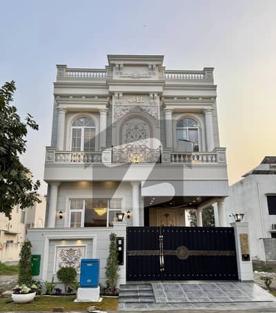 ڈی ایچ اے 9 ٹاؤن ڈیفنس (ڈی ایچ اے),لاہور میں 3 کمروں کا 5 مرلہ مکان 2.5 کروڑ میں برائے فروخت۔