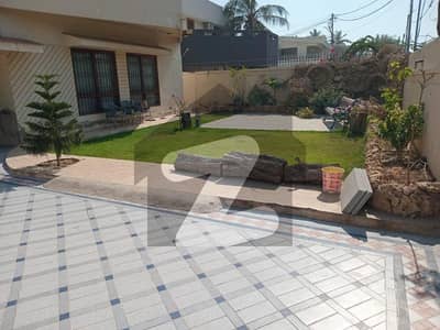 Dha defence phase v 500 yards bungalow at wonderful price 4 bedrooms