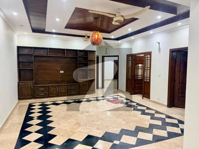 سوان گارڈن اسلام آباد میں 5 کمروں کا 10 مرلہ مکان 3.5 کروڑ میں برائے فروخت۔