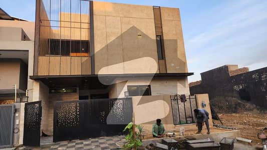 ایم پی سی ایچ ایس - بلاک ای ایم پی سی ایچ ایس ۔ ملٹی گارڈنز,بی ۔ 17,اسلام آباد میں 4 کمروں کا 8 مرلہ مکان 4.2 کروڑ میں برائے فروخت۔