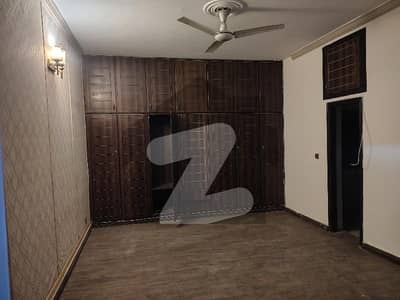 GREEN AVE 1ST. FLOOR 3 BED D. D 1 KANAL GOVTHIRING. 120000