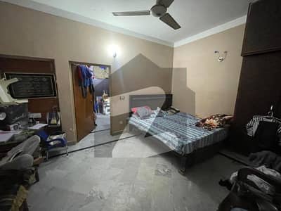 علامہ اقبال ٹاؤن لاہور میں 4 کمروں کا 10 مرلہ مکان 1.5 لاکھ میں کرایہ پر دستیاب ہے۔