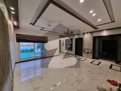 ڈی ایچ اے فیز 8 ڈیفنس (ڈی ایچ اے),لاہور میں 3 کمروں کا 1 کنال بالائی پورشن 1.2 لاکھ میں کرایہ پر دستیاب ہے۔