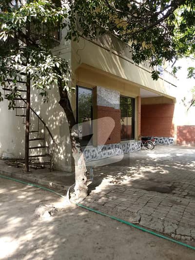 2 Kanal Old House on 70ft Road is available for Sale in Phase 3 Block W DHA Lahore