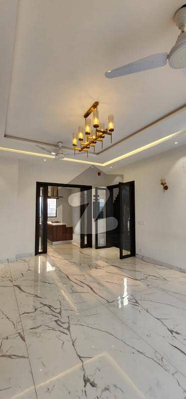 ڈی ایچ اے فیز 8 ڈیفنس (ڈی ایچ اے),لاہور میں 3 کمروں کا 1 کنال بالائی پورشن 1.25 لاکھ میں کرایہ پر دستیاب ہے۔