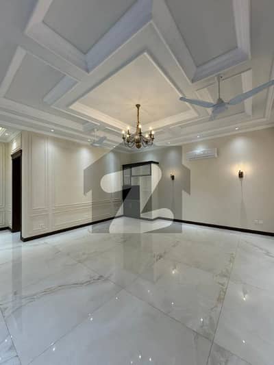 ڈی ایچ اے فیز 8 ڈیفنس (ڈی ایچ اے),لاہور میں 5 کمروں کا 1 کنال مکان 3.2 لاکھ میں کرایہ پر دستیاب ہے۔