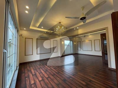 ڈی ایچ اے فیز 8 ڈیفنس (ڈی ایچ اے),لاہور میں 5 کمروں کا 1 کنال مکان 3.15 لاکھ میں کرایہ پر دستیاب ہے۔