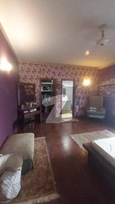 500 Yards Bungalow 5 Bedrooms Phase 6