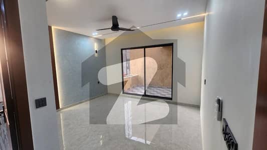 ایم پی سی ایچ ایس - بلاک ای ایم پی سی ایچ ایس ۔ ملٹی گارڈنز,بی ۔ 17,اسلام آباد میں 5 کمروں کا 8 مرلہ مکان 4.15 کروڑ میں برائے فروخت۔