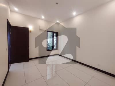 ڈی ایچ اے فیز 8 ڈی ایچ اے ڈیفینس,کراچی میں 6 کمروں کا 12 مرلہ مکان 5.1 لاکھ میں کرایہ پر دستیاب ہے۔