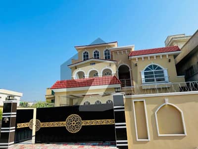 بنی گالہ اسلام آباد میں 6 کمروں کا 18 مرلہ مکان 2.0 لاکھ میں کرایہ پر دستیاب ہے۔