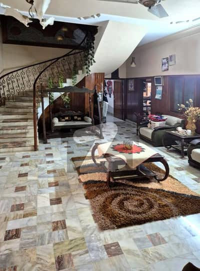 پی ای سی ایچ ایس جمشید ٹاؤن,کراچی میں 6 کمروں کا 1 کنال مکان 26.0 کروڑ میں برائے فروخت۔